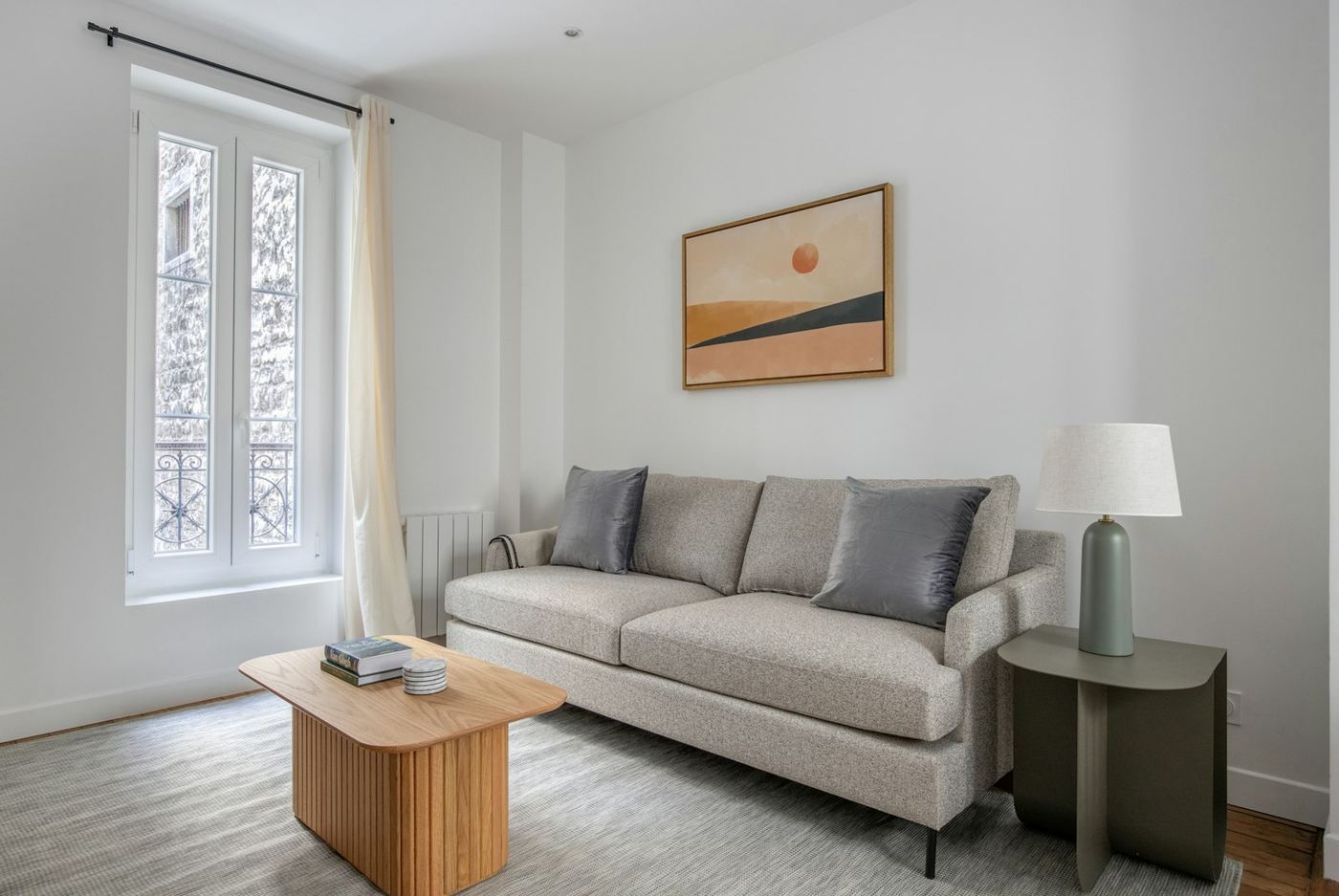 Salon lumineux d'un appartement parisien
